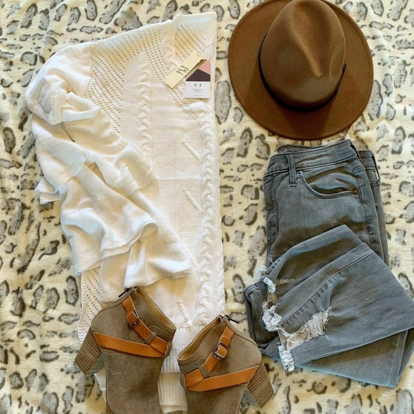 Ruffle Sleeve White Cable Knit Boutique Sweater - Picture 2 of 6